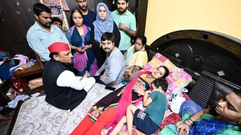 मनीष मर्डर केस: पीड़ित परिवार से मिलने पहुंचे अखिलेश यादव मनीष मर्डर केस: पीड़ित परिवार से मिलने पहुंचे अखिलेश यादव