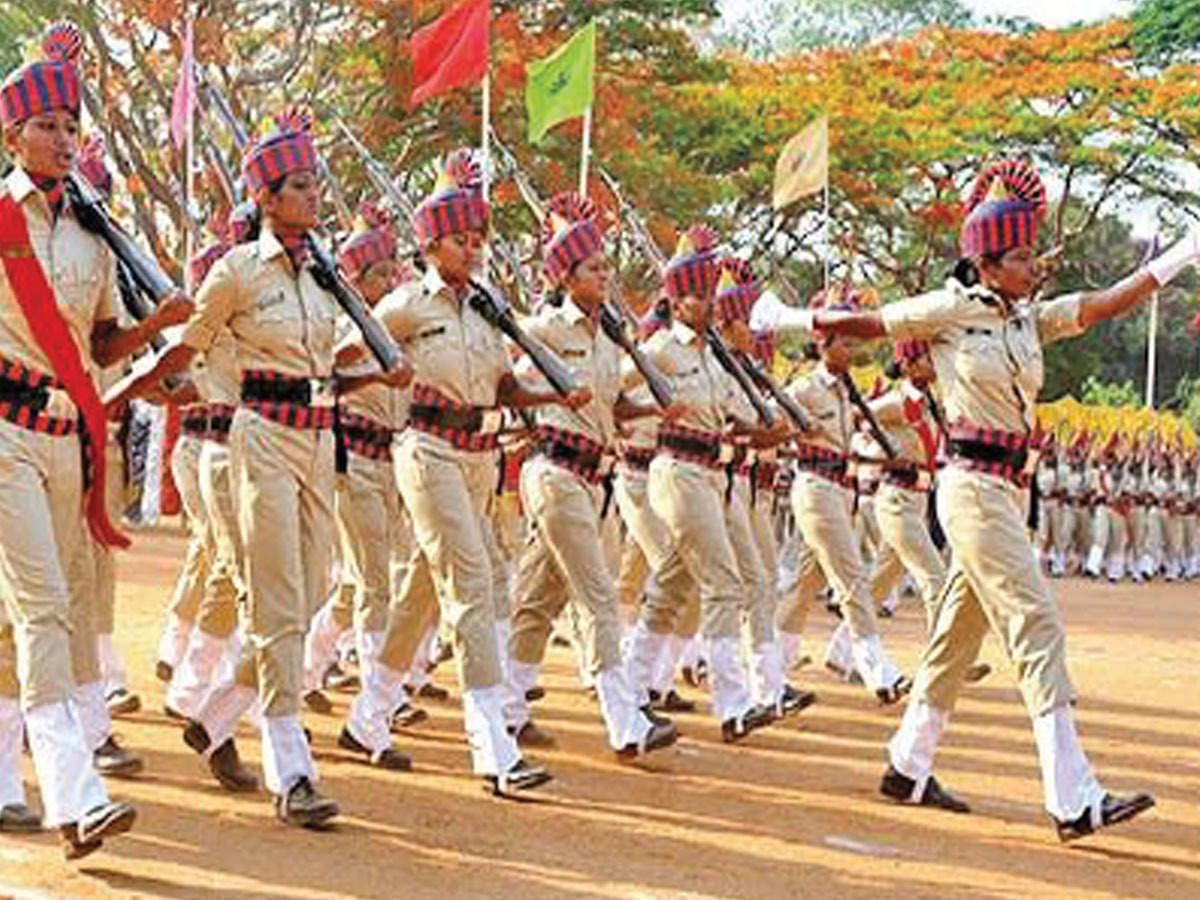 नौ महीने पहले घर से गायब हुई थी लड़की
नौ महीने बाद पुलिसवाली बनकर लौटी नौ महीने पहले घर से गायब हुई थी लड़कीनौ महीने बाद पुलिसवाली बनकर लौटी