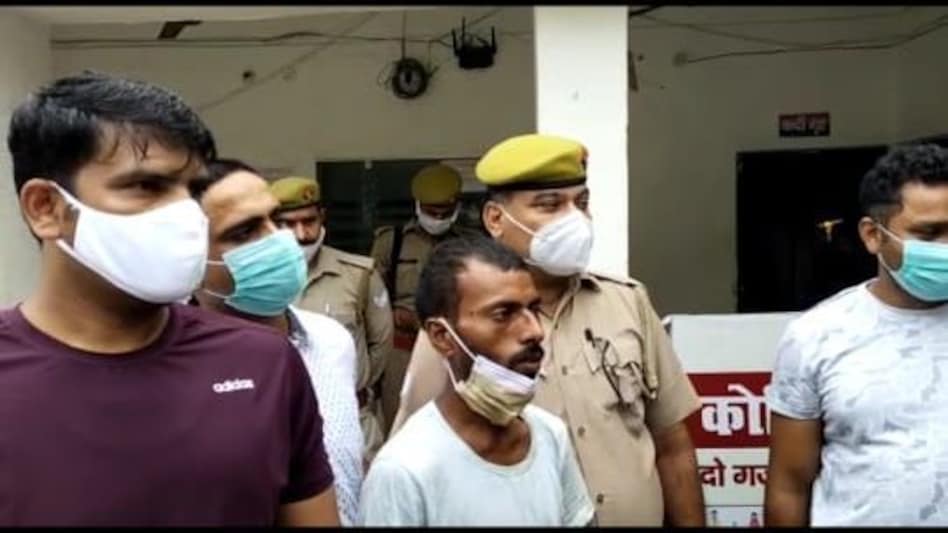 गाजियाबाद पुलिस की गिरफ्त में आया महिलाओं को चाकू मारने वाला साइको
पुलिस से पूछताछ में बोला, “मन किया तो मार दिया” गाजियाबाद पुलिस की गिरफ्त में आया महिलाओं को चाकू मारने वाला साइकोपुलिस से पूछताछ में बोला, “मन कि...