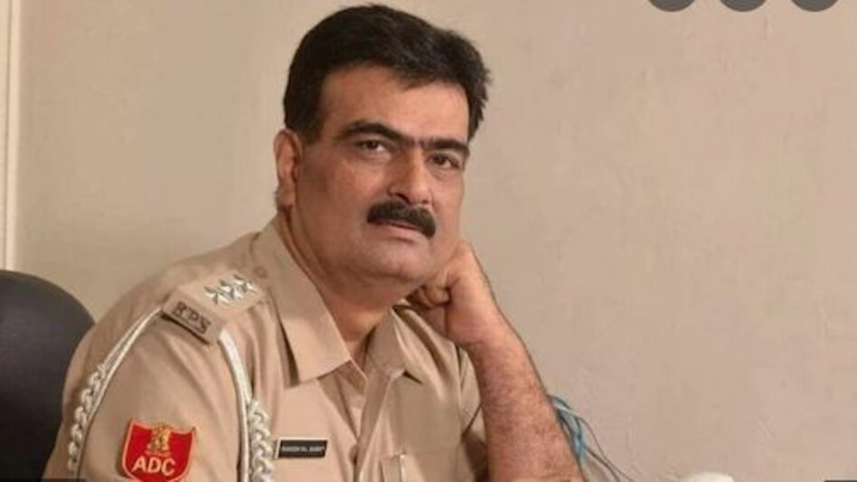 एक IPS ऐसा भी : पूरी सर्विस में सैलरी ही नहीं निकाली, रिश्वत से खड़ा किया करोड़ों का साम्राज्य! एक IPS ऐसा भी : पूरी सर्विस में सैलरी ही नहीं निकाली, रिश्वत से खड़ा किया करोड़ों का साम्राज्य!