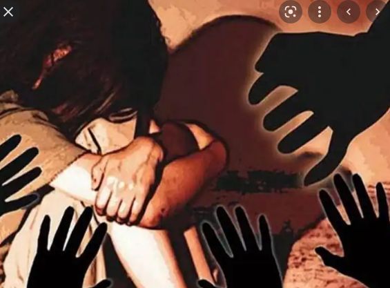 दोस्त ने दूसरों के साथ मिलकर किया लड़की से गैंगरेप,
आरोपियों ने बनाया था रेप का वीडियो,
घटना के अगले ही दिन चार आरोपी गिरफ्तार दोस्त ने दूसरों के साथ मिलकर किया लड़की से गैंगरेप, आरोपियों ने बनाया था रेप का वीडियो,घटना के ...