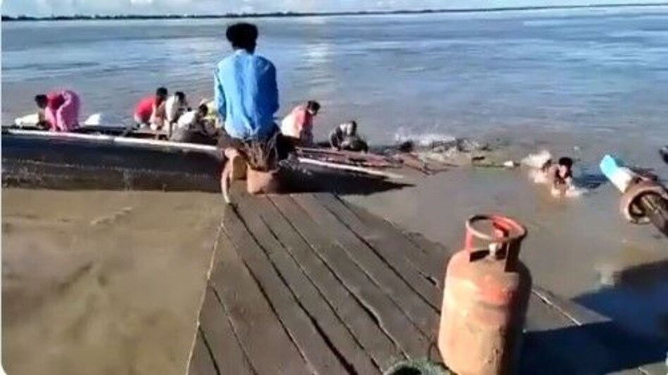 असम की ब्रह्मपुत्र नदी में दो नाव टकराईं, 70 लोग लापता, NDRF टीम मौके पर बचाव-कार्य में जुटी असम की ब्रह्मपुत्र नदी में दो नाव टकराईं, 70 लोग लापता, NDRF टीम मौके पर बचाव-कार्य में जुटी