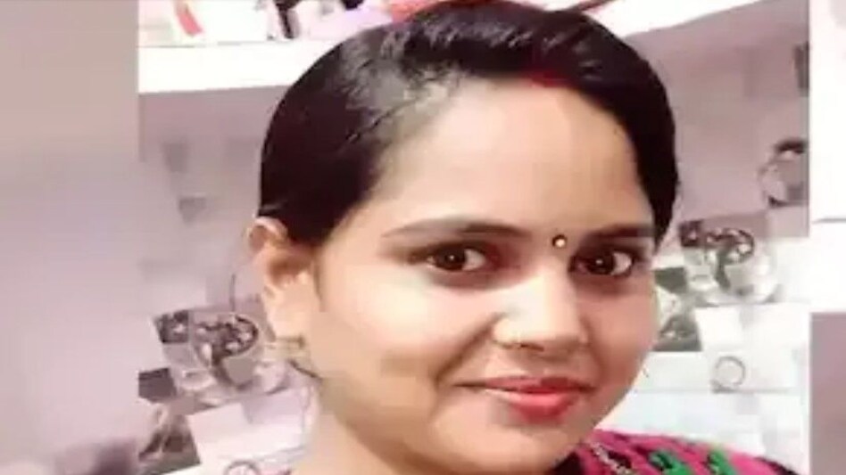 पड़ोसियों ने मेरे बेटे और मुझे बुरी तरह पीटा, पुलिस ने नहीं की FIR, फेसबुक पर लिखकर महिला ने लगाई फांसी, CM से मांगा इंसाफ पड़ोसियों ने मेरे बेटे और मुझे बुरी तरह पीटा, पुलिस ने नहीं की FIR, फेसबुक पर लिखकर महिला ने लगाई फ...