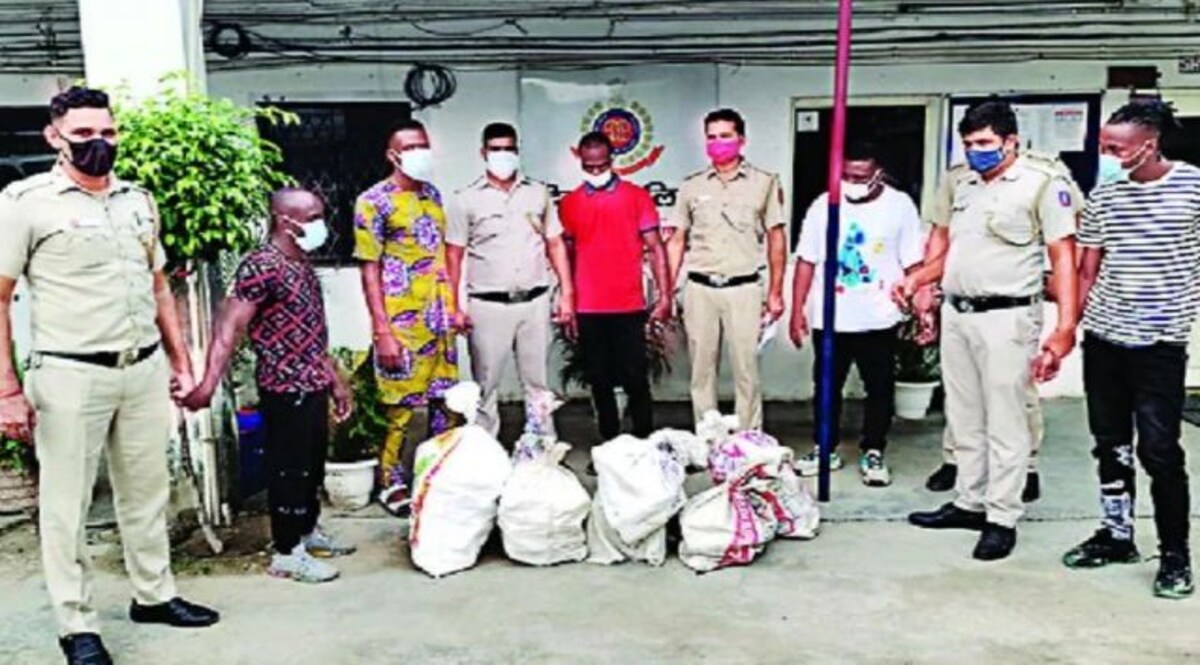 ग़ैर कानूनी तरीके से चला रहे थे बार, पुलिस ने छापा मारकर किया पांच को गिरफ्तार CrimeTak