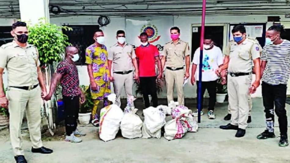 ग़ैर कानूनी तरीके से चला रहे थे बार, पुलिस ने छापा मारकर किया पांच को गिरफ्तार ग़ैर कानूनी तरीके से चला रहे थे बार, पुलिस ने छापा मारकर किया पांच को गिरफ्तार