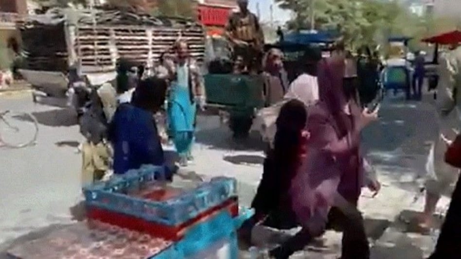 कोड़े के दम पर महिलाओं को कंट्रोल कर रहा तालिबान, सड़क पर सरेआम बरसाए कोड़े कोड़े के दम पर महिलाओं को कंट्रोल कर रहा तालिबान, सड़क पर सरेआम बरसाए कोड़े