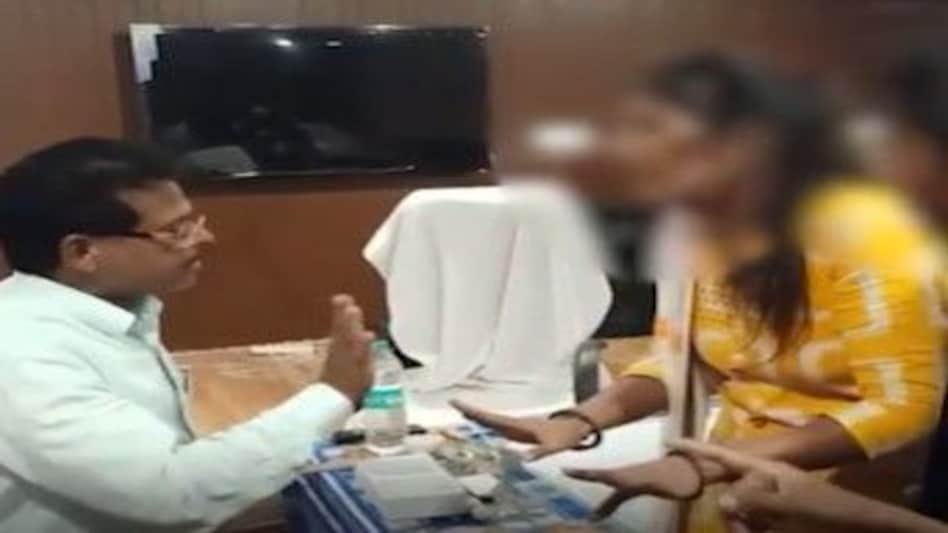 बिना यूनिफॉर्म के आईं छात्राएं तो टीचर ने कहा, कल से बिना कपड़ों के आना, फिर ऐसे हुआ बवाल बिना यूनिफॉर्म के आईं छात्राएं तो टीचर ने कहा, कल से बिना कपड़ों के आना, फिर ऐसे हुआ बवाल