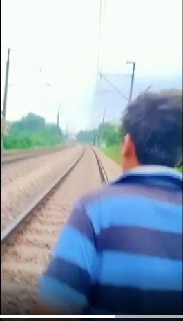 सोशल मीडिया का वीडियो बनाने के लिएलड़कों की टोली ने बरसाए ट्रेनों पर पत्थर!