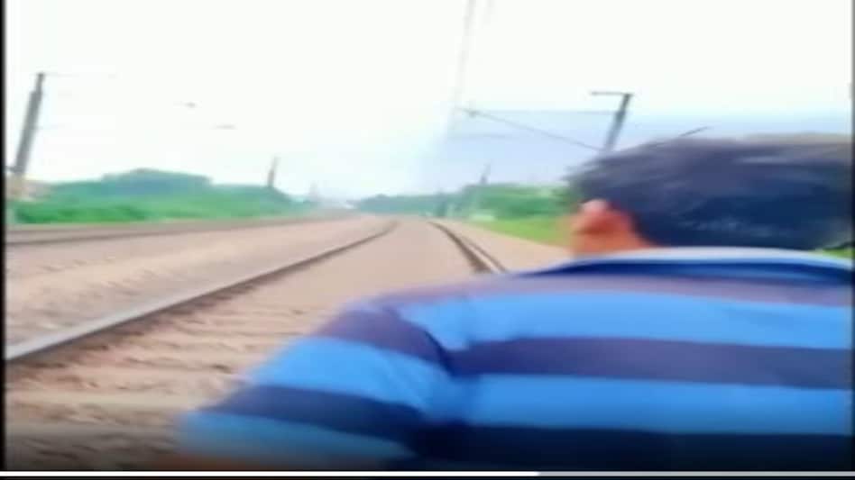 सोशल मीडिया का वीडियो बनाने के लिए
लड़कों की टोली ने बरसाए ट्रेनों पर पत्थर! सोशल मीडिया का वीडियो बनाने के लिएलड़कों की टोली ने बरसाए ट्रेनों पर पत्थर!