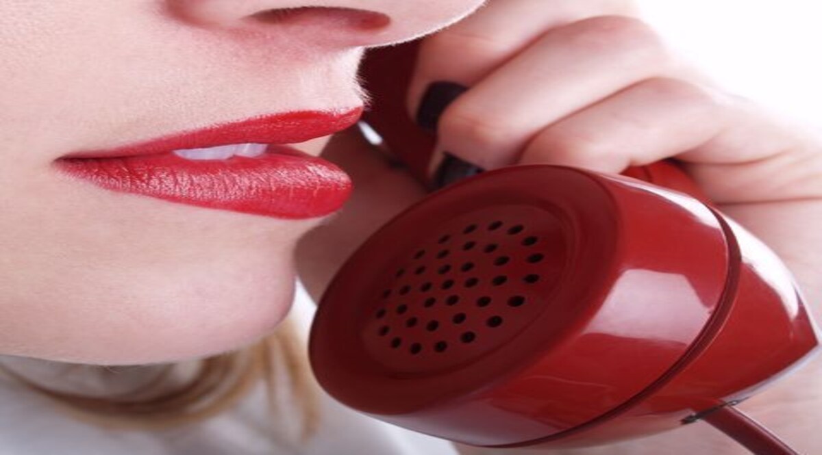 पति कनाडा से कर रहा था E-SEX की मांग, शिकायत लेकर थाने पहुंची पत्नी! CrimeTak