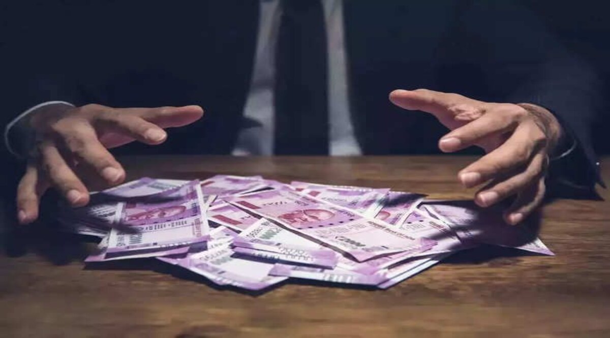 17 रिश्तेदारों को 5 करोड़ का चूना लगा कर हुआ था फरार, ऐसे हुआ अरेस्ट CrimeTak