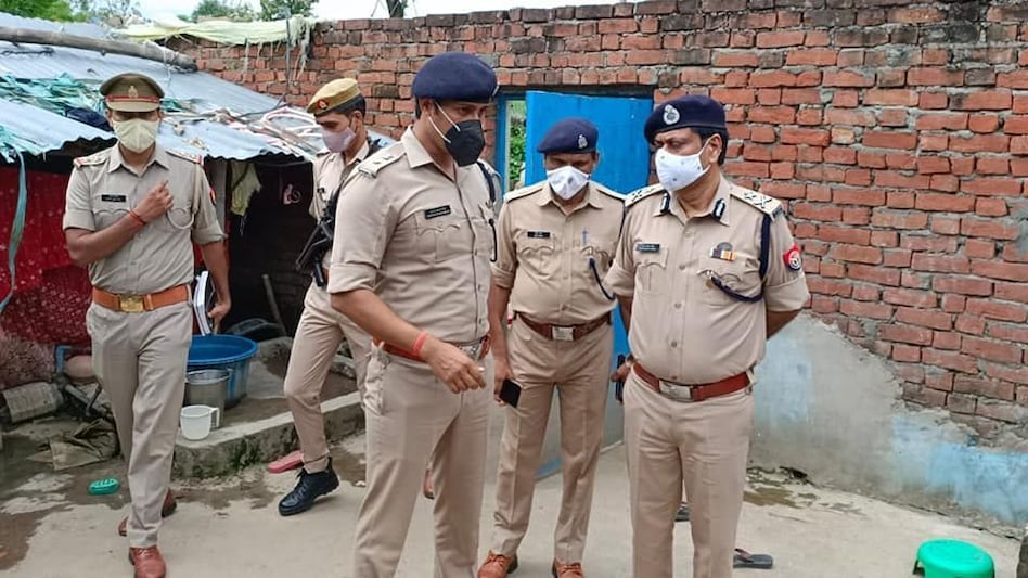 मां और दो बेटियों का दर्दनाक क़त्ल, टूटी चूड़ियों और सुसाइड नोट ने ऐसे दिया क़ातिल का सुराग़ मां और दो बेटियों का दर्दनाक क़त्ल, टूटी चूड़ियों और सुसाइड नोट ने ऐसे दिया क़ातिल का सुराग़