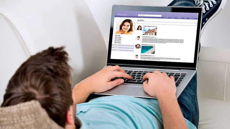 थोड़ा संभल के! लड़की कर रही थी ऑनलाइन डेटिंग, लड़के ने लगा दी 20 लाख की चपत थोड़ा संभल के! लड़की कर रही थी ऑनलाइन डेटिंग, लड़के ने लगा दी 20 लाख की चपत