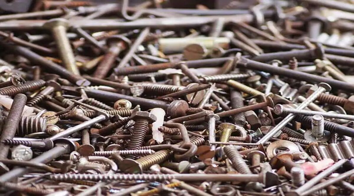 शराब की लत छोड़ने के लिए ये शख्स खाने लगा कील और स्क्रू, ऑपरेशन में निकला 1 किलो लोहा CrimeTak