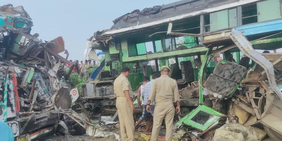 बाराबंकी में टूरिस्ट बस और ट्रक में भीषण टक्कर,
8 की मौत, कई घायल CrimeTak