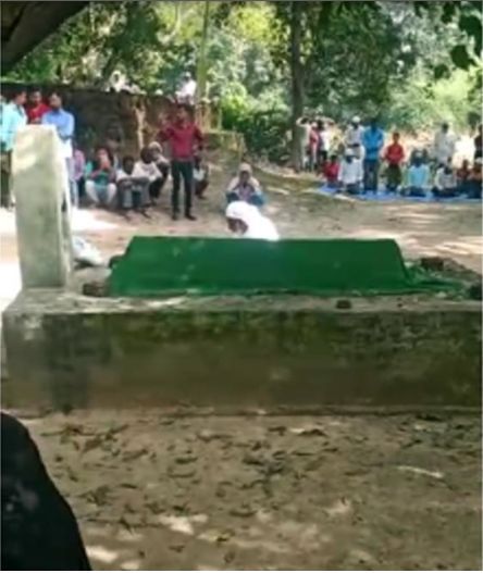 कफन पहनकर खुदी कब्र के पास बैठे 109 साल के बुजुर्ग, फरिश्ते ने बताया था मौत का वक़्त CrimeTak