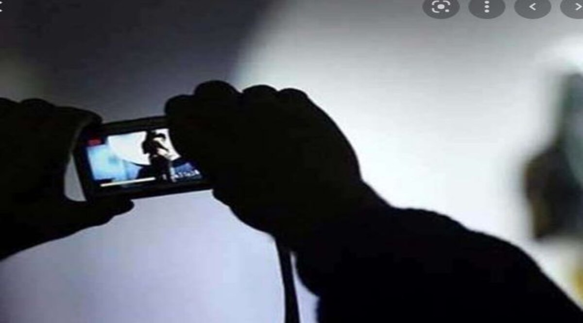 ये क्या ! टीचर ने बनाया छात्राओं का अश्लील वीडियो !
महिला टीचर फरार CrimeTak