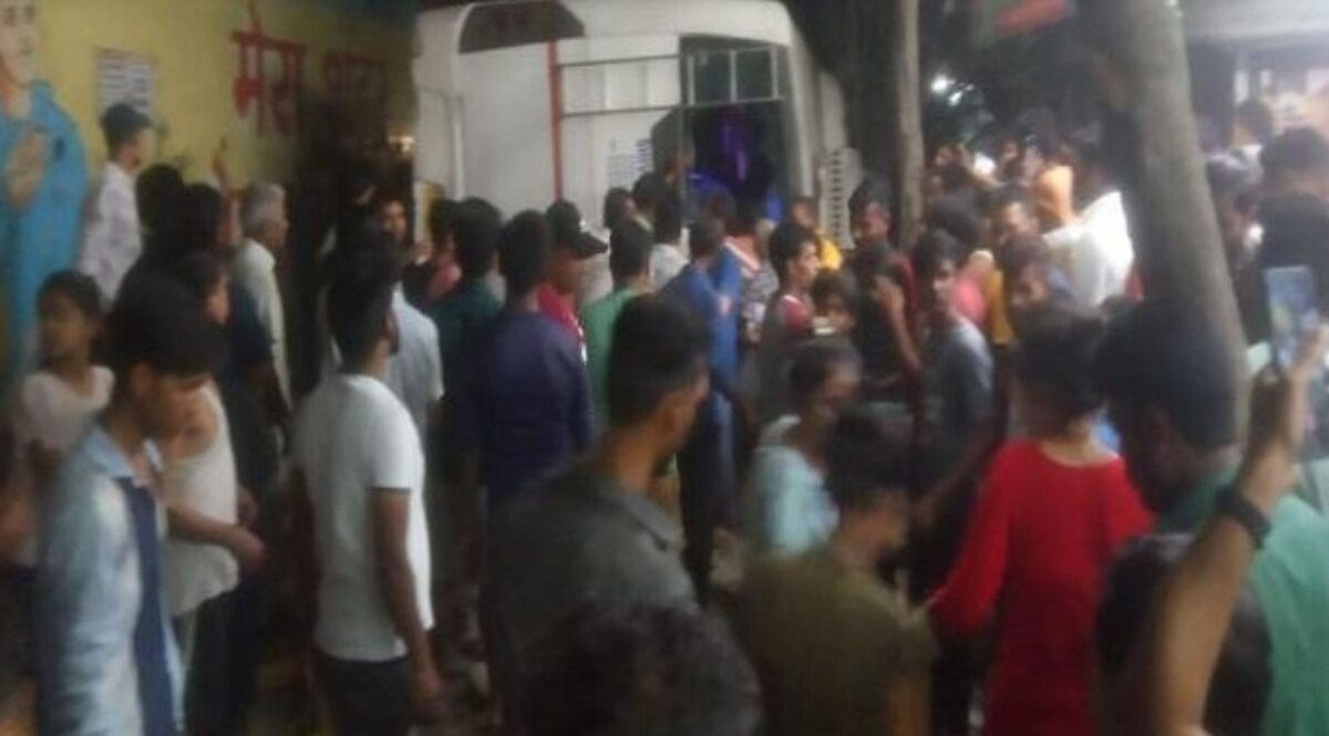 गाजियाबाद मे फ्लाईओवर से गिरी बस,
टायर फटने से हुआ भीषण हादसा CrimeTak