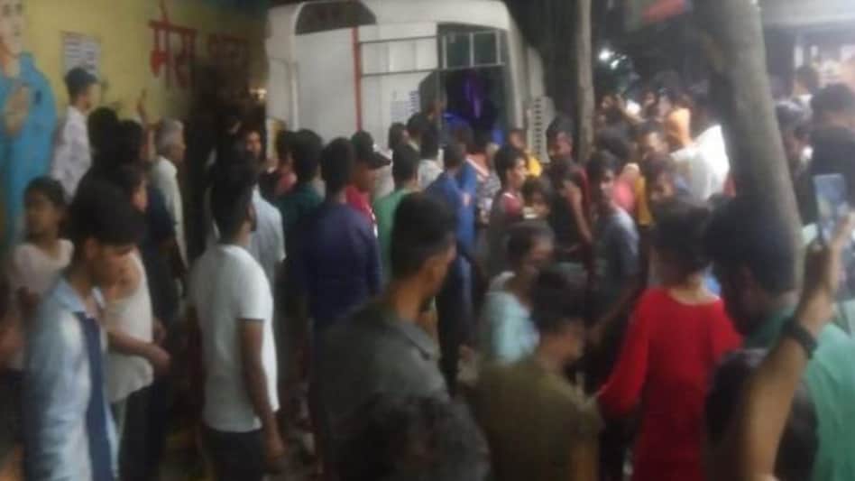 गाजियाबाद मे फ्लाईओवर से गिरी बस,
टायर फटने से हुआ भीषण हादसा गाजियाबाद मे फ्लाईओवर से गिरी बस, टायर फटने से हुआ भीषण हादसा