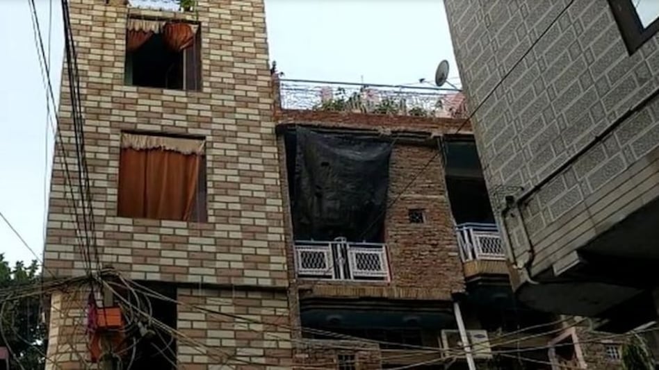 दिल्ली: ओल्ड सीमापुरी में लगी आग,
दम घुटने से एक ही परिवार के 4 लोगों की मौत दिल्ली: ओल्ड सीमापुरी में लगी आग, दम घुटने से एक ही परिवार के 4 लोगों की मौत