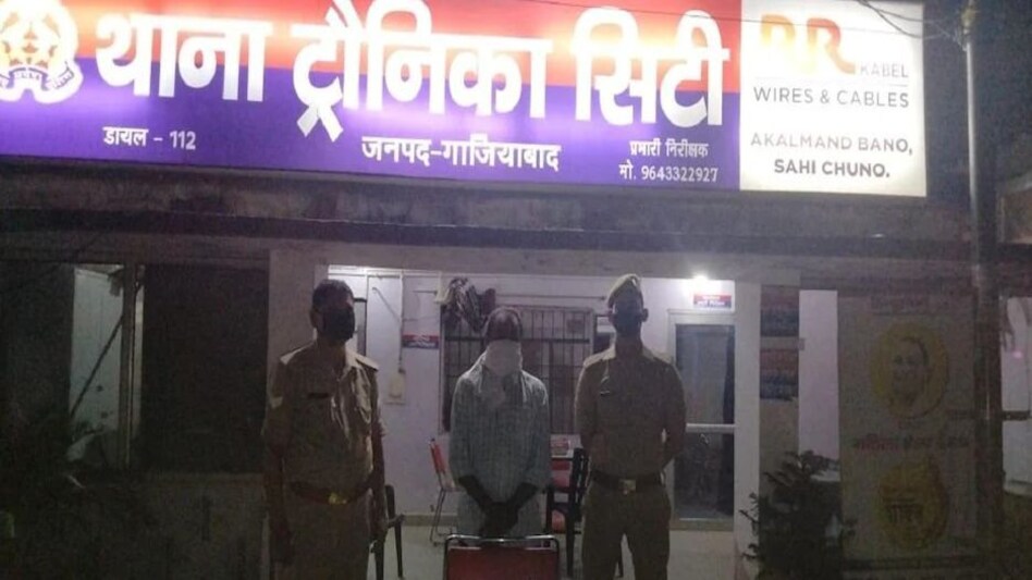 पुजारी का कमरा और उसमें से मिली...
पुलिस ने किया आरोपी को गिरफ्तार पुजारी का कमरा और उसमें से मिली...पुलिस ने किया आरोपी को गिरफ्तार