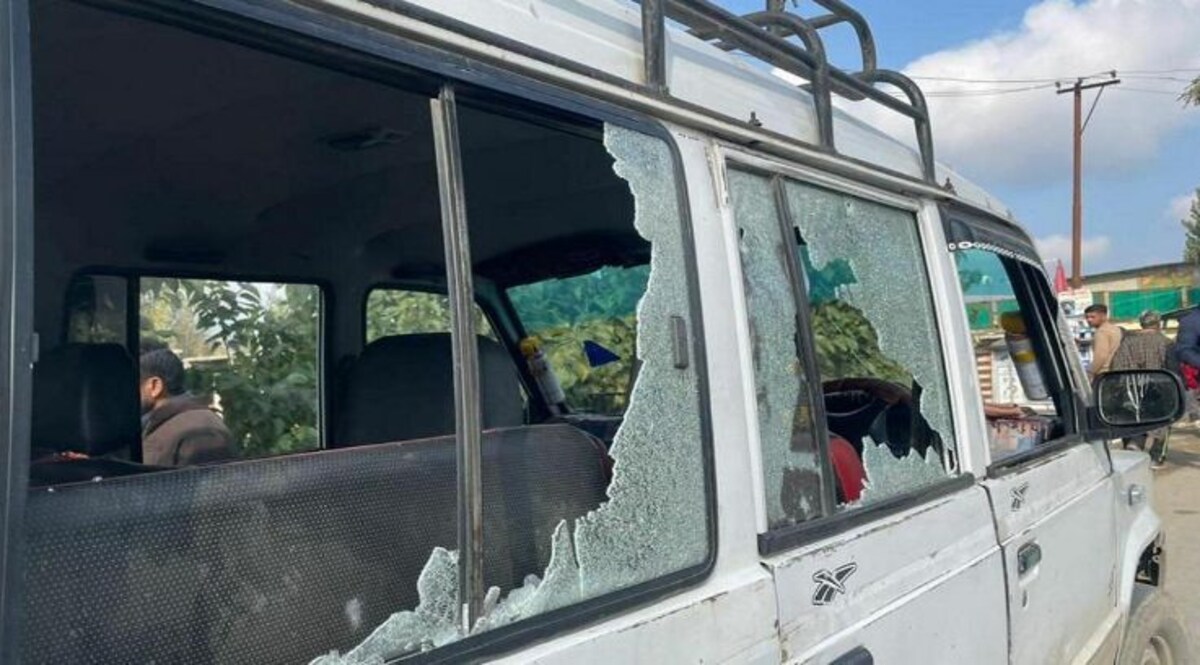 बांदीपोरा के टैक्सी स्टैंड पर धमाका,
छह लोग घायल CrimeTak