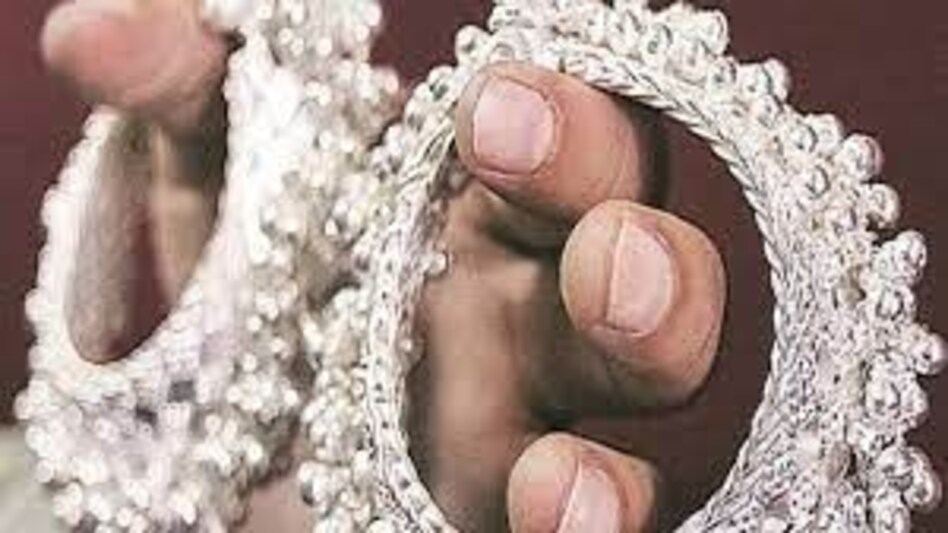 Jaipur Crime: बस चांदी के कड़े के लिए काट दिए दोनों पैर, कुल्हाड़ी से गला भी काटा Jaipur Crime: बस चांदी के कड़े के लिए काट दिए दोनों पैर, कुल्हाड़ी से गला भी काटा