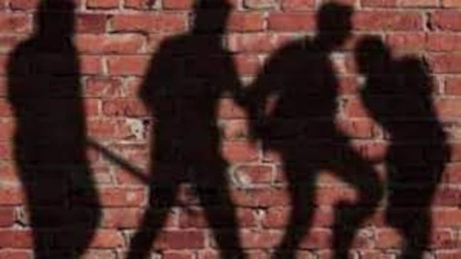 गोरखपुर : मनीष हत्याकांड के 72 घंटे के भीतर एक और बड़ी वारदात,
युवक की पीट-पीटकर हत्या गोरखपुर : मनीष हत्याकांड के 72 घंटे के भीतर एक और बड़ी वारदात, युवक की पीट-पीटकर हत्या