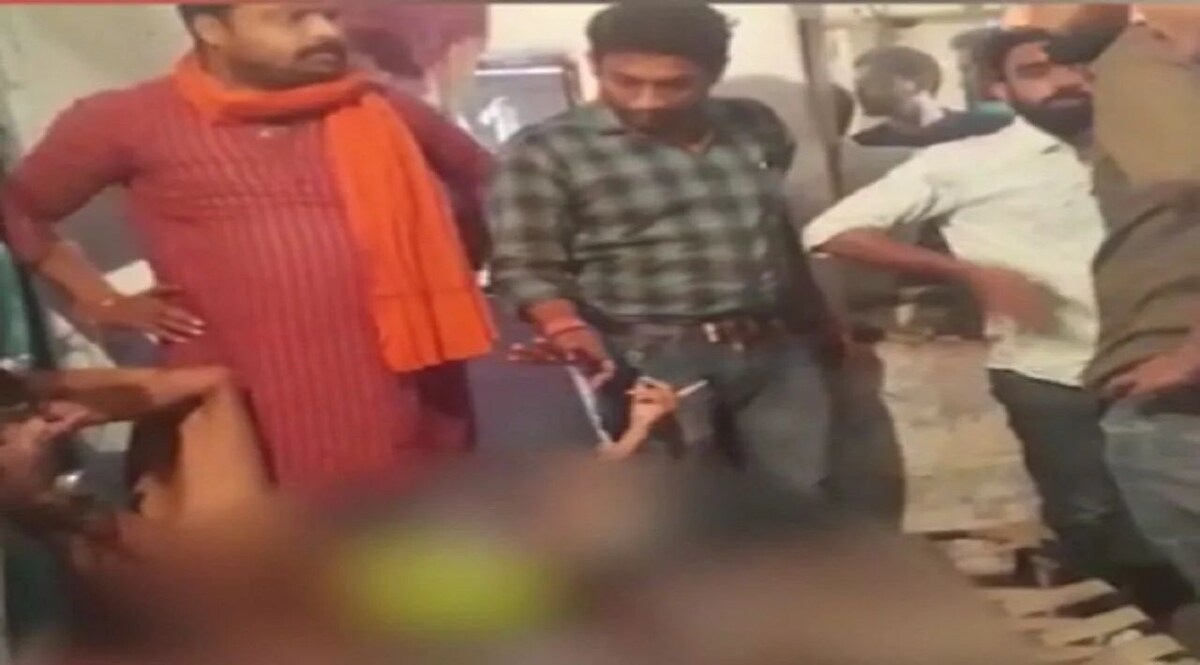 बेरहम मां-बाप ने बच्चों को उल्टा लटकाया, रोते-चीखते रहे बच्चे, मां बोली- मेरे बच्चे मैं जो चाहे करूं CrimeTak