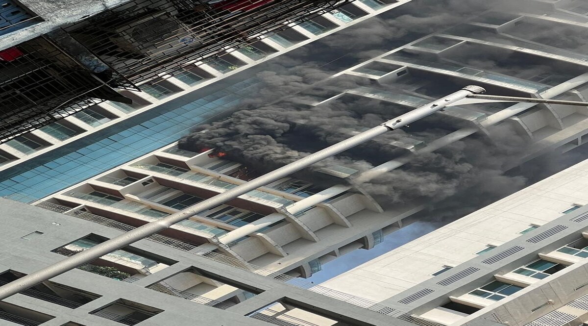 MUMBAI FIRE : 60 मंजिला बिल्डिंग में लगी आग, बचने के लिए 19वीं मंजिल की बालकनी से लटका युवक, 10 मिनट बाद छूटा हाथ, हुई मौत CrimeTak
