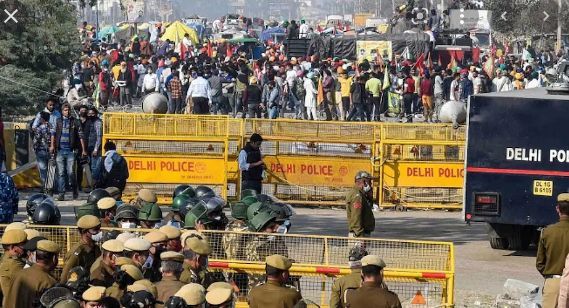 सिंघु बॉर्डर पर आंदोलनकारियों के मंच के पास लटका मिला युवक का शव,
बैरिकेड से लटका मिला शव, हाथ कटे थे सिंघु बॉर्डर पर आंदोलनकारियों के मंच के पास लटका मिला युवक का शव, बैरिकेड से लटका मिला शव, हाथ कट...