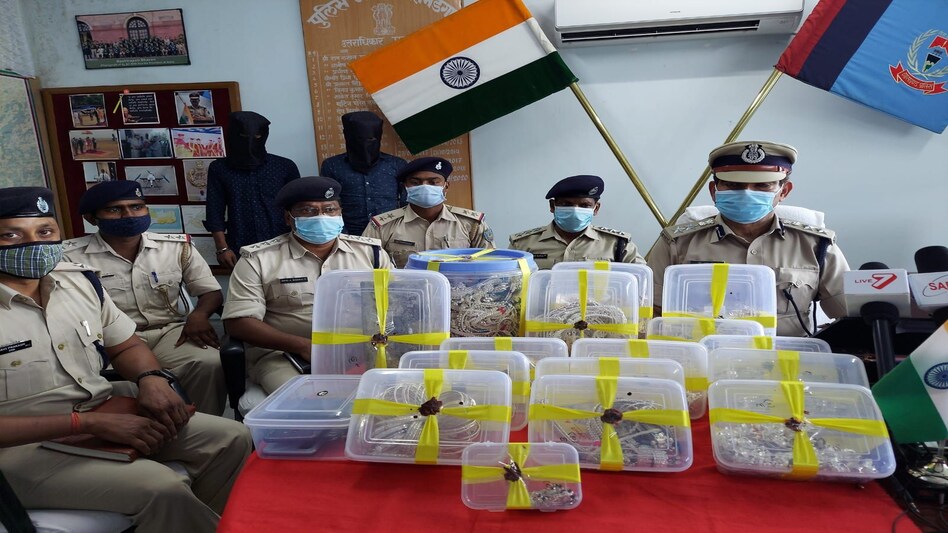 POLICE ही करने लगी है चोरों वाली हरकत, जब इंस्पेक्टर बाबू पकड़ाए तो काट ली हाथ की नस POLICE ही करने लगी है चोरों वाली हरकत, जब इंस्पेक्टर बाबू पकड़ाए तो काट ली हाथ की नस