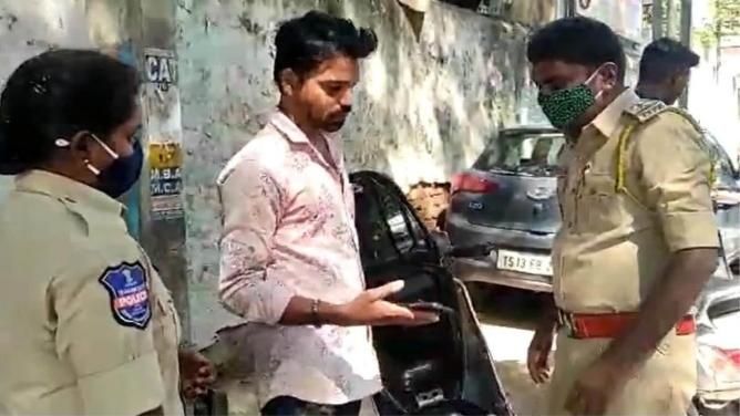 आर्यन-अनन्या की ड्रग्स चैट वायरल होने के बाद इस राज्य की पुलिस राहगीरों को रोक फोन में तलाश रही है ड्रग्स, ऐसे चला रही है अभियान आर्यन-अनन्या की ड्रग्स चैट वायरल होने के बाद इस राज्य की पुलिस राहगीरों को रोक फोन में तलाश रही है ...