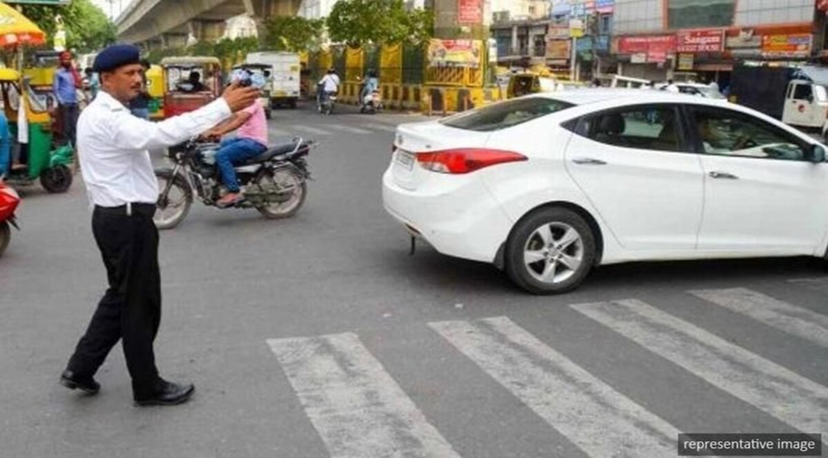 Uttar Pradesh: ट्रैफिक पुलिस वाले ने कार के कागज मांगे, ड्राइवर ने पुलिस का ही अपहरण कर लिया! CrimeTak