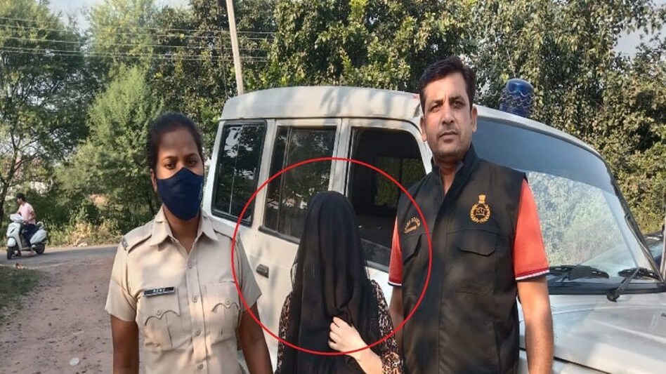 लिव-इन में रह रही गर्लफ्रेंड की बेटी पर बॉयफ्रेंड रखता था बुरी नजर, Girlfriend ने पेट्रोल डालकर जला डाला लिव-इन में रह रही गर्लफ्रेंड की बेटी पर बॉयफ्रेंड रखता था बुरी नजर, Girlfriend ने पेट्रोल डालकर जला...