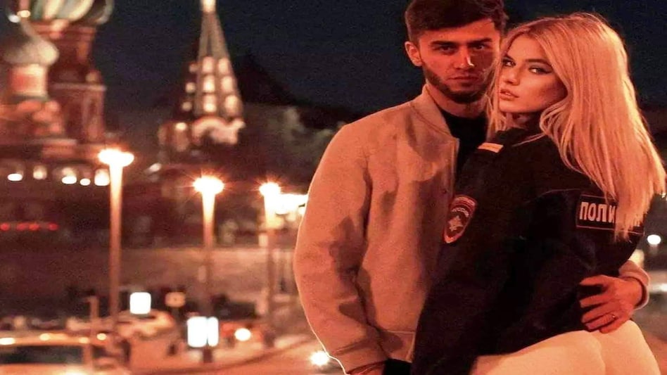 धार्मिक स्थल के सामने अश्लील फोटोशूट करने पर जेल पहुंच गया ये हॉट कपल! धार्मिक स्थल के सामने अश्लील फोटोशूट करने पर जेल पहुंच गया ये हॉट कपल!