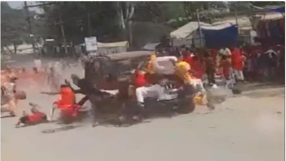 मां दुर्गा मूर्ति विसर्जन करने जा रहे श्रद्धालुओं को कार ने रौंदा, दूर तक घसीटा, 1 की मौत, 26 घायल मां दुर्गा मूर्ति विसर्जन करने जा रहे श्रद्धालुओं को कार ने रौंदा, दूर तक घसीटा, 1 की मौत, 26 घायल