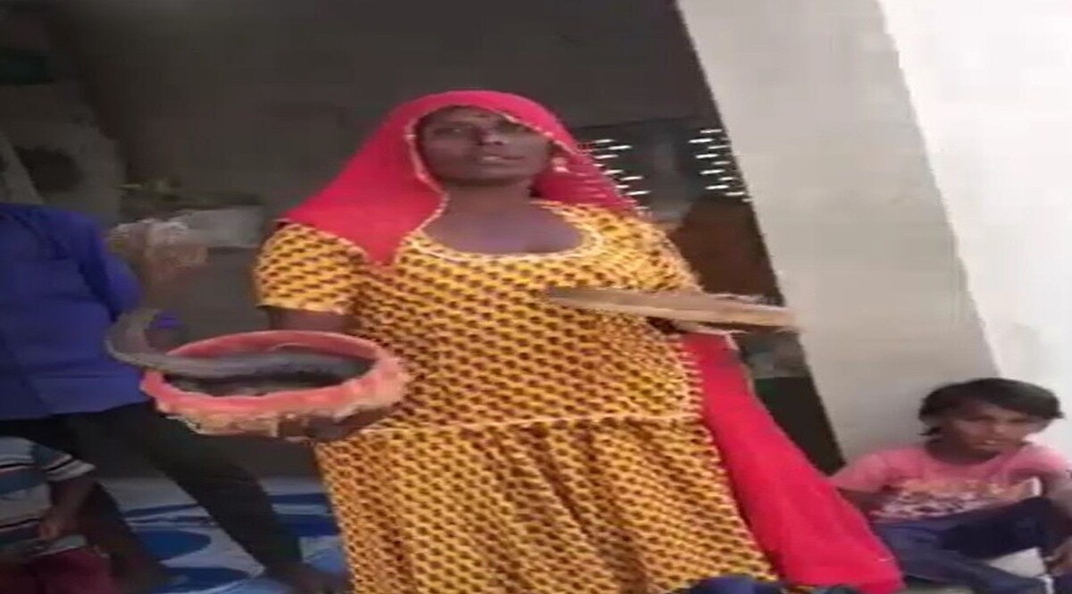 वैक्सीन लगाने निकली टीम को सांप से कटवाने की धमकी! देखें विडियो CrimeTak