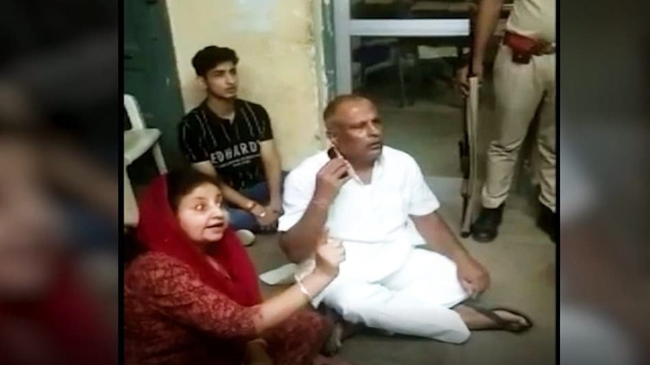 पार्टी ही तो की है...बच्चे थोड़ी पी लेते हैं, जब भतीजे के बचाव में पुलिस से भिड़े विधायक, वीडियो वायरल पार्टी ही तो की है...बच्चे थोड़ी पी लेते हैं, जब भतीजे के बचाव में पुलिस से भिड़े विधायक, वीडियो वा...