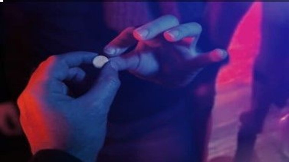 इस रिसर्च से पता चल गया कि बॉलीवुड और एक्टर्स के बच्चों में क्यों लग रही है नशे की लत! इस रिसर्च से पता चल गया कि बॉलीवुड और एक्टर्स के बच्चों में क्यों लग रही है नशे की लत!