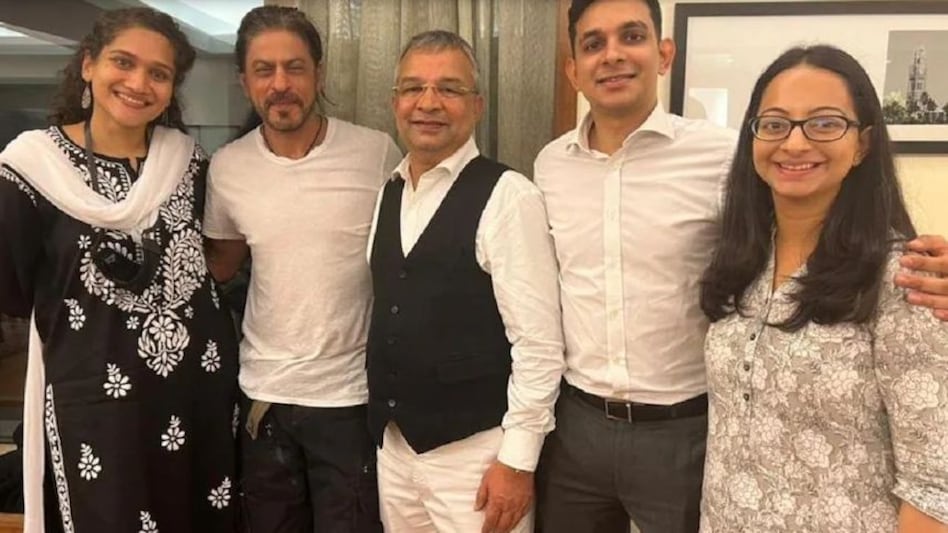 आर्यन को बेल मिलने की खबर मिलते ही शाहरुख की आंखों में आए आंसू,
सामने आई लीगल टीम के साथ फोटो आर्यन को बेल मिलने की खबर मिलते ही शाहरुख की आंखों में आए आंसू, सामने आई लीगल टीम के साथ फोटो