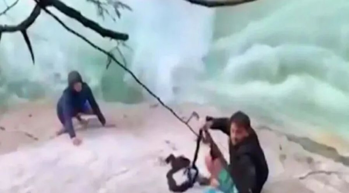 CANADA WATER FALL VIDEO... जब सिखों ने पगड़ी से बचाई एक शख्स की जान,
मौत के मुंह में फंसे शख्स को बचाने के लिए सिख युवकों ने अपनी पगड़ी उतार कर बना दी रस्सी CrimeTak