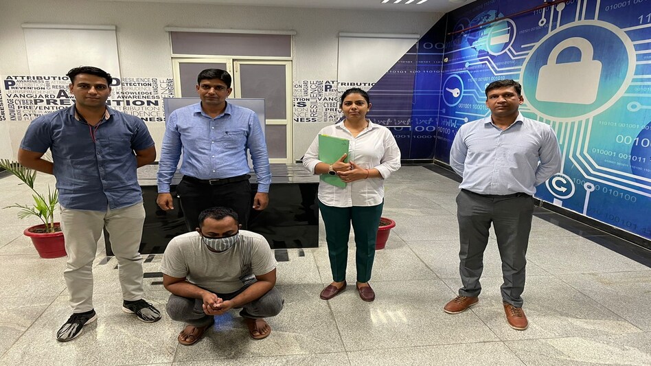 नकली वेबसाइट बनाकर 3 हज़ार लोगों से ठगी 70 लाख से ज्यादा की रकम, आप भी क्लिक करने से पहले कर लें वेबसाइट की जांच नकली वेबसाइट बनाकर 3 हज़ार लोगों से ठगी 70 लाख से ज्यादा की रकम, आप भी क्लिक करने से पहले कर लें वे...