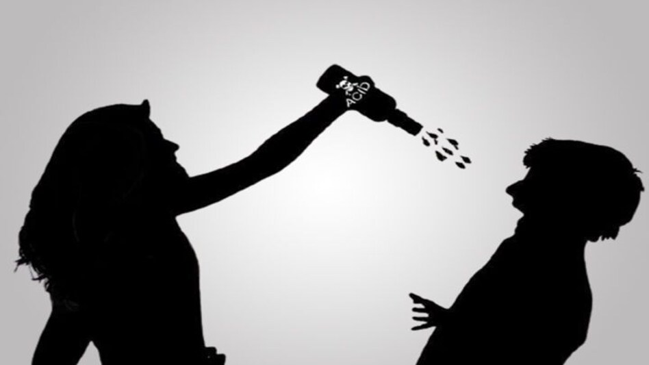 शादी का प्रस्ताव ठुकराने पर दो बच्चों की मां ने किया एसिड अटैक शादी का प्रस्ताव ठुकराने पर दो बच्चों की मां ने किया एसिड अटैक