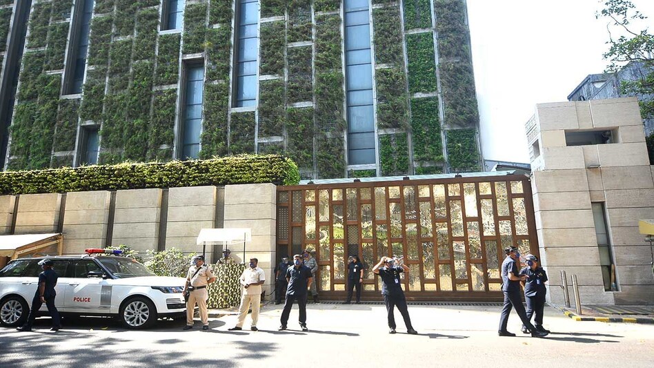 दो बार पूछा था अंबानी के घर का पता, पुलिस ने जारी कर दिया हमले का Alert! दो बार पूछा था अंबानी के घर का पता, पुलिस ने जारी कर दिया हमले का Alert!