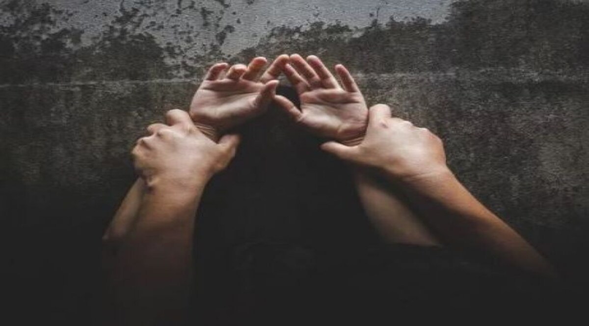 चाकू की नोक पर नशेड़ी बेटे ने अपनी मां का बलात्कार कर डाला CrimeTak