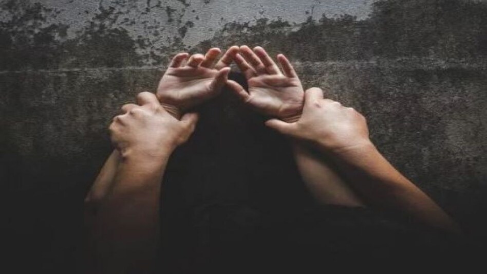 चाकू की नोक पर नशेड़ी बेटे ने अपनी मां का बलात्कार कर डाला चाकू की नोक पर नशेड़ी बेटे ने अपनी मां का बलात्कार कर डाला