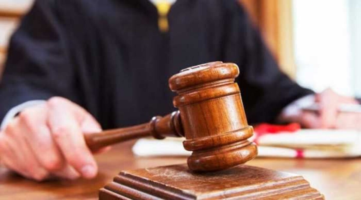 महाराष्ट्र में हत्या के आरोपी ने जज पर चप्पल फेंकी CrimeTak