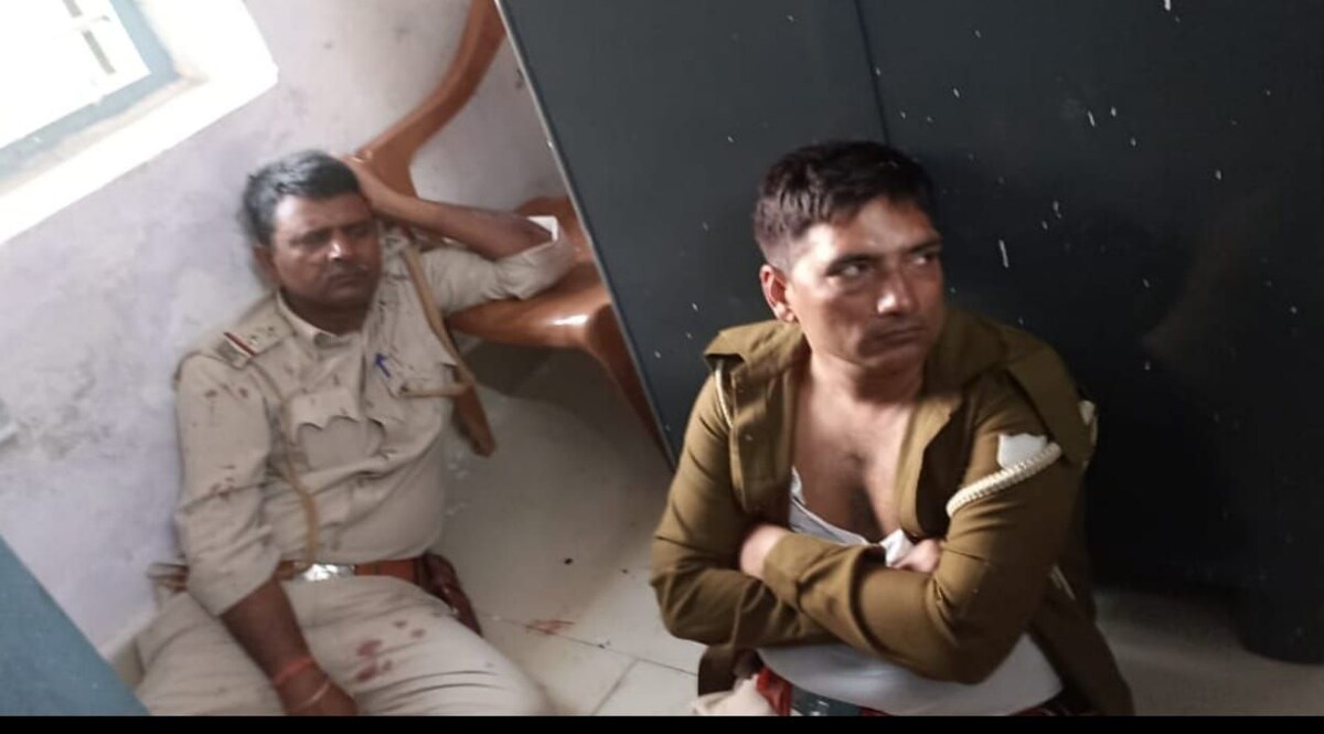 छेड़छाड़ के आरोपी धोबी को फ्री में कपड़े धोने का फैसला देने वाले जज पर 2 पुलिसवालों ने ही तानी पिस्टल CrimeTak