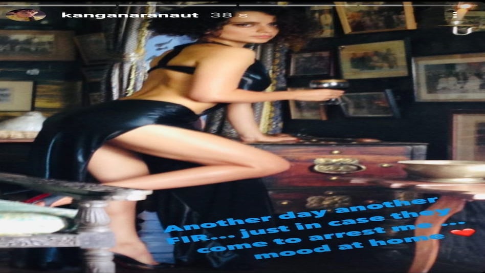 कंगना रनौत पर हुई FIR तो हाथ में वाइन गिलास लेकर कर दिया ये पोस्ट; मुझे गिरफ्तार कर लो! कंगना रनौत पर हुई FIR तो हाथ में वाइन गिलास लेकर कर दिया ये पोस्ट; मुझे गिरफ्तार कर लो!